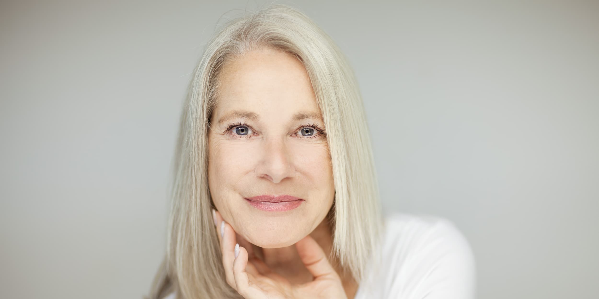 Come gestire la perdita dei capelli durante la menopausa